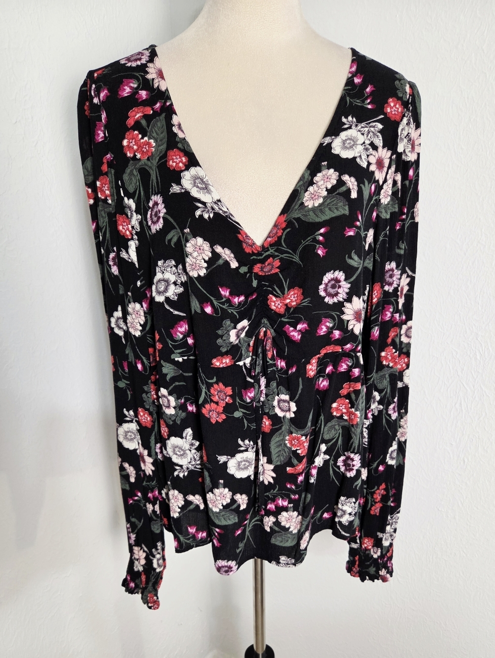 Aeropostale Black V-Neck Long Sleeve Top with Red, Pink, White Flowers, Sz Large